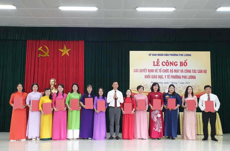 Công bố các Quyết định về tổ chức bộ máy và công tác cán bộ khối Giáo dục, Y tế phường Phú Lương- Ảnh 1.