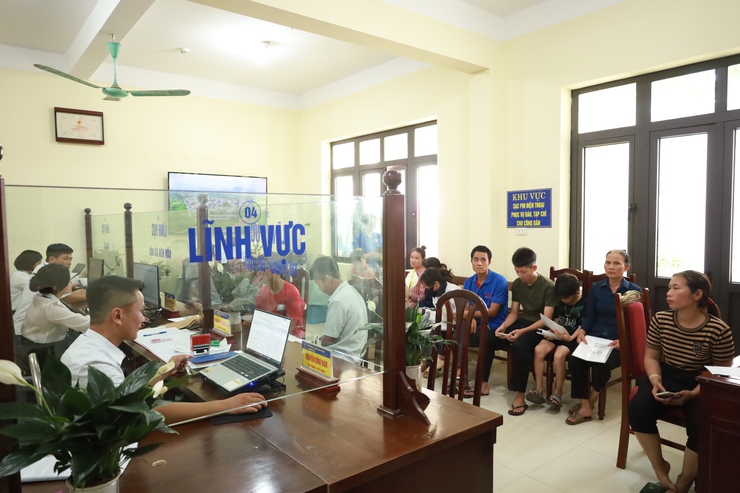 Xã đảo Minh Châu, người dân không còn phải đi phà qua sông để làm thủ tục hành chính- Ảnh 2.