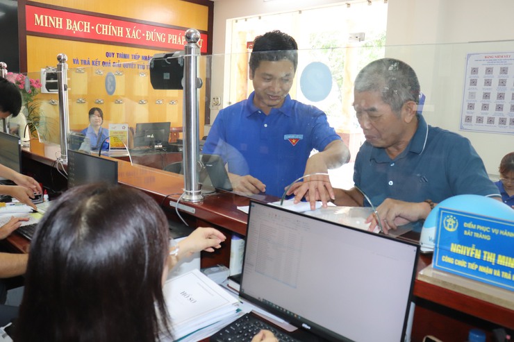 Đoàn thanh niên xã Bát Tràng tích cực hỗ trợ người dân thực hiện các dịch vụ công trực tuyến- Ảnh 3.