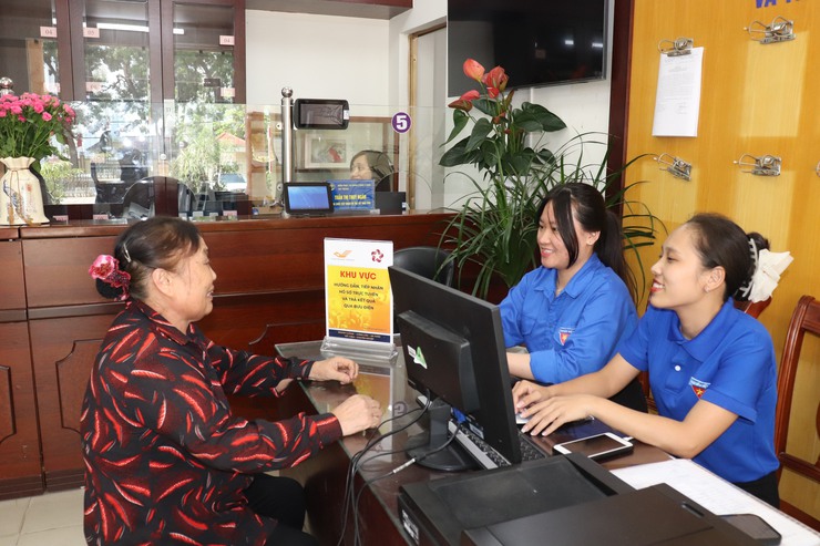 Đoàn thanh niên xã Bát Tràng tích cực hỗ trợ người dân thực hiện các dịch vụ công trực tuyến- Ảnh 1.