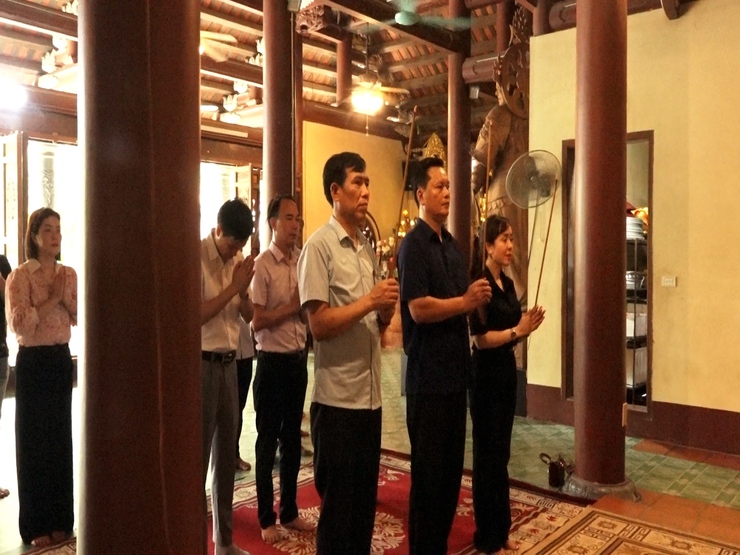 Các đồng chí lãnh đạo xã Hương Sơn thăm các cơ sở tôn giáo trên địa bàn- Ảnh 1.