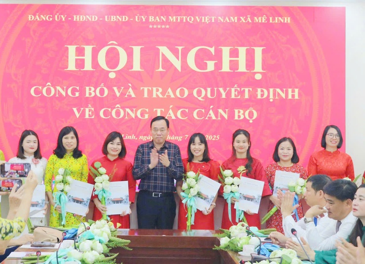 Xã Mê Linh tổ chức Hội nghị công bố các Quyết định về công tác cán bộ khối Giáo dục và Trạm y tế trên địa bàn xã- Ảnh 4.