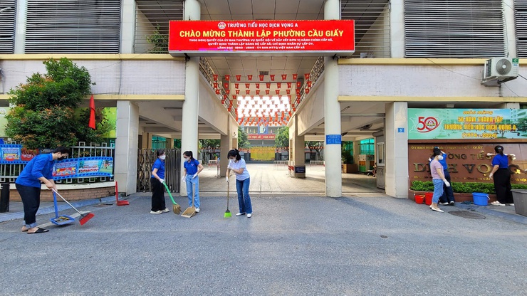 TRƯỜNG TIỂU HỌC DỊCH VỌNG A CHUNG TAY VÌ MỘT MÔI TRƯỜNG XANH - SẠCH - ĐẸP- Ảnh 3.