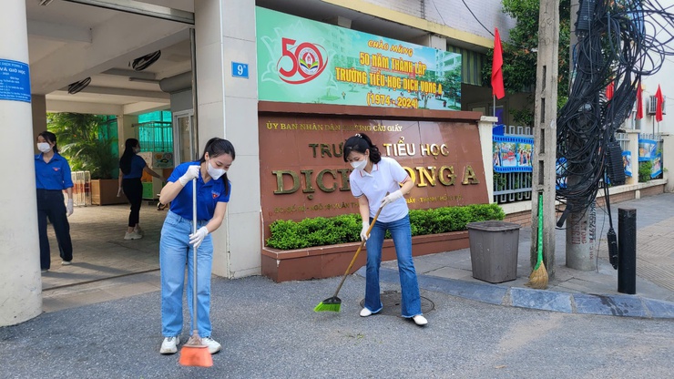 TRƯỜNG TIỂU HỌC DỊCH VỌNG A CHUNG TAY VÌ MỘT MÔI TRƯỜNG XANH - SẠCH - ĐẸP- Ảnh 4.