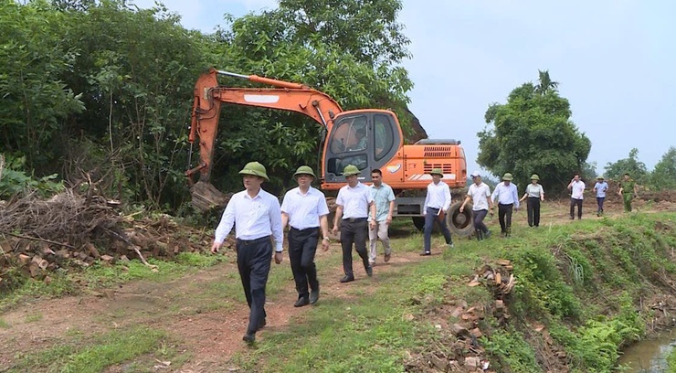 Lãnh đạo xã Phúc Thọ kiểm tra thực tế các công trình xây dựng cơ bản trên địa bàn- Ảnh 1.