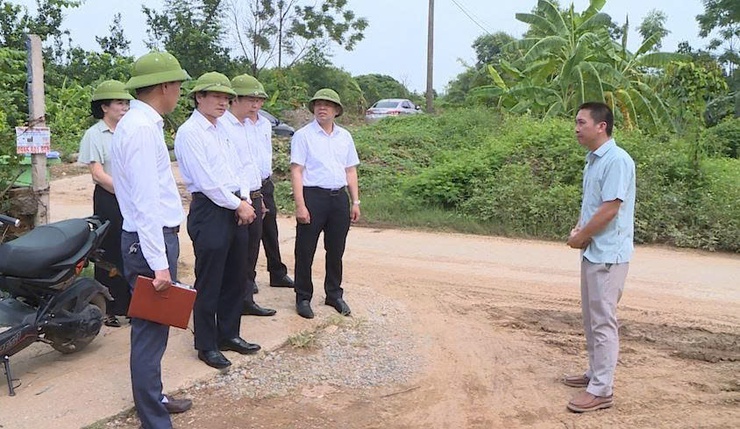 Lãnh đạo xã Phúc Thọ kiểm tra thực tế các công trình xây dựng cơ bản trên địa bàn- Ảnh 2.