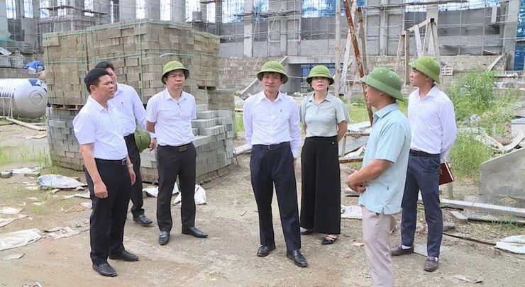 Lãnh đạo xã Phúc Thọ kiểm tra thực tế các công trình xây dựng cơ bản trên địa bàn- Ảnh 5.