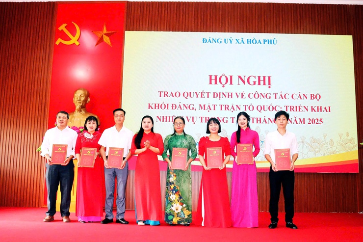 Hội nghị công bố, trao các quyết định về công tác tổ chức cán bộ khối Đảng, MTTQ và triển khai một số nhiệm vụ trọng tâm- Ảnh 5.