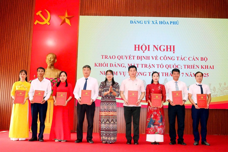 Hội nghị công bố, trao các quyết định về công tác tổ chức cán bộ khối Đảng, MTTQ và triển khai một số nhiệm vụ trọng tâm- Ảnh 2.