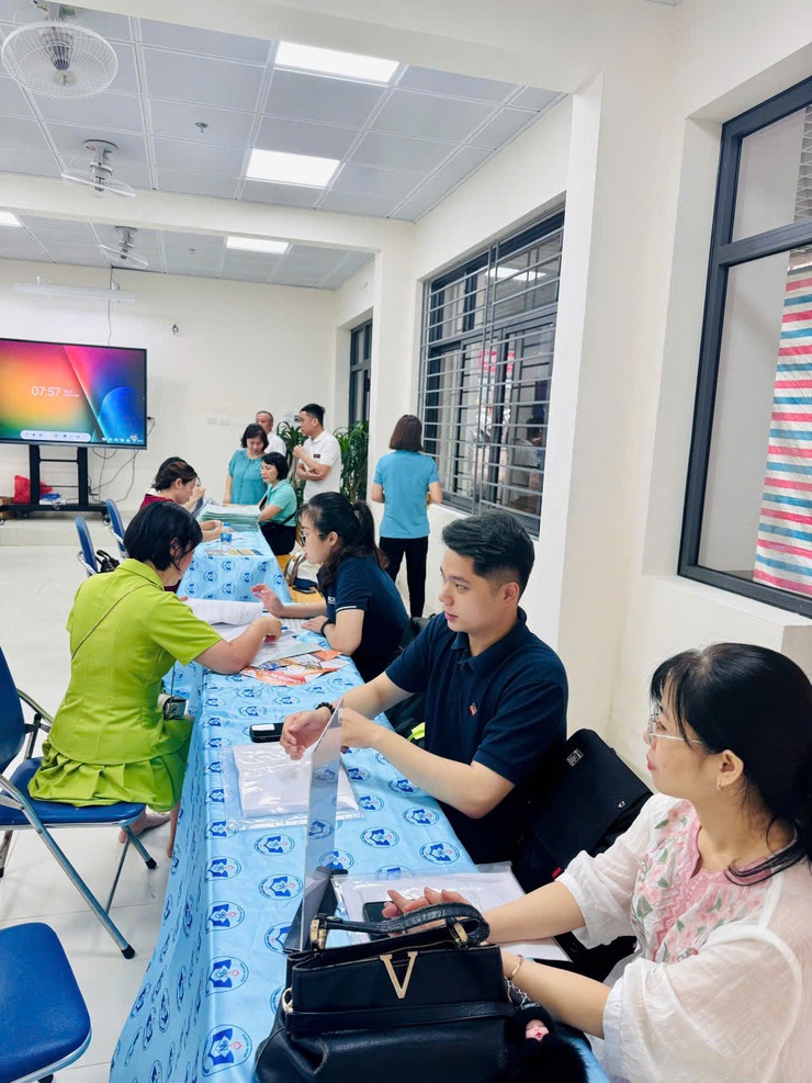 Không khí ngày đầu tuyển sinh trực tuyến vào lớp 6 năm học 2025-2026 tại phường Ngọc Hà- Ảnh 5.