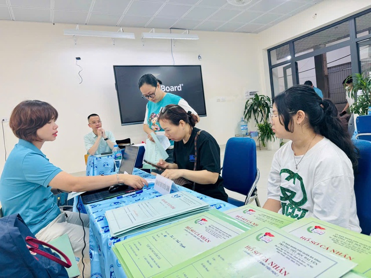 Không khí ngày đầu tuyển sinh trực tuyến vào lớp 6 năm học 2025-2026 tại phường Ngọc Hà- Ảnh 4.