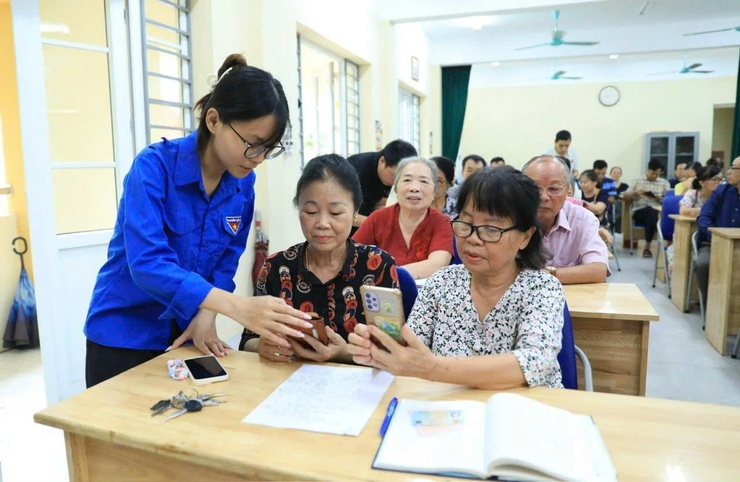 Tây Hồ hướng dẫn đảng viên cài đặt ứng dụng giải quyết thủ tục hành chính của Đảng- Ảnh 1.