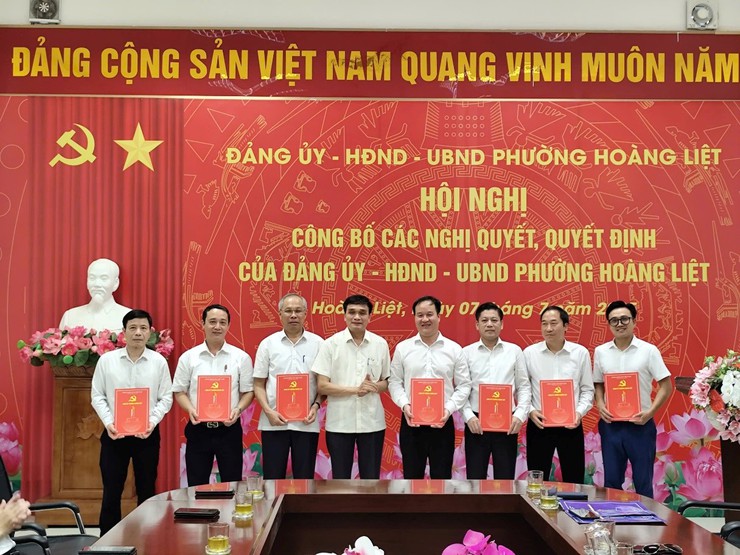 HỘI NGHỊ CÔNG BỐ CÁC NGHỊ QUYẾT, QUYẾT ĐỊNH CỦA ĐẢNG UỶ, HĐND, UBND PHƯỜNG HOÀNG LIỆT VỀ CÔNG TÁC CÁN BỘ- Ảnh 1.