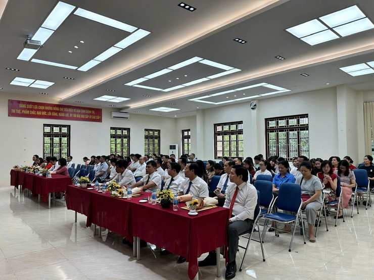 PHƯỜNG LÁNG TỔ CHỨC HỘI NGHỊ CÔNG BỐ THÀNH LẬP CÁC CƠ QUAN CHUYÊN MÔN VÀ TỔ CHỨC HÀNH CHÍNH THUỘC UBND PHƯỜNG.- Ảnh 1.