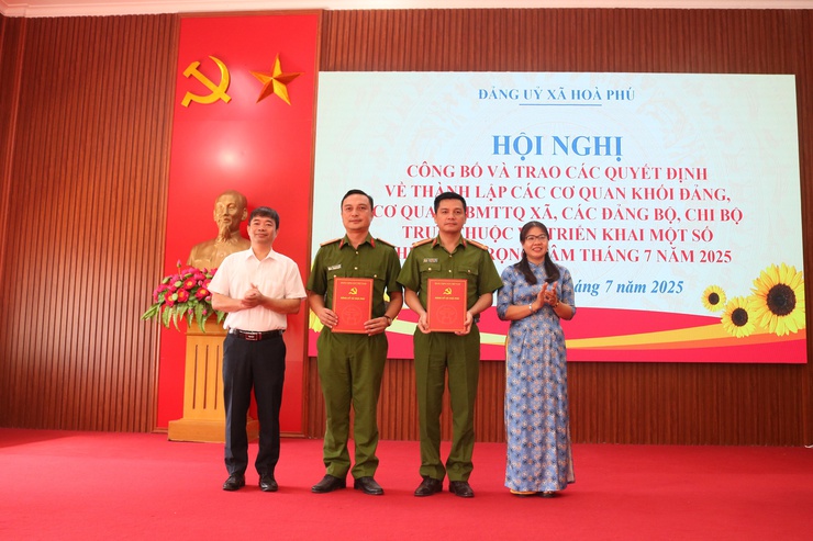 Hội nghị công bố và trao các quyết định về thành lập các cơ quan khối Đảng; cơ quan Ủy ban MTTQ xã; các Đảng bộ, chi bộ trực thuộc- Ảnh 5.