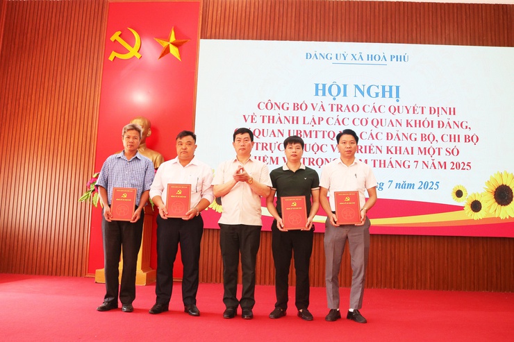 Hội nghị công bố và trao các quyết định về thành lập các cơ quan khối Đảng; cơ quan Ủy ban MTTQ xã; các Đảng bộ, chi bộ trực thuộc- Ảnh 6.