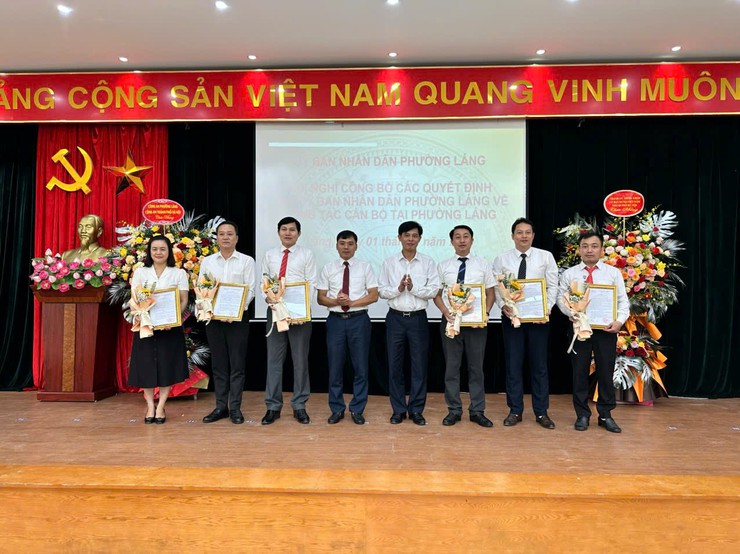PHƯỜNG LÁNG TỔ CHỨC HỘI NGHỊ CÔNG BỐ THÀNH LẬP CÁC CƠ QUAN CHUYÊN MÔN VÀ TỔ CHỨC HÀNH CHÍNH THUỘC UBND PHƯỜNG.- Ảnh 3.