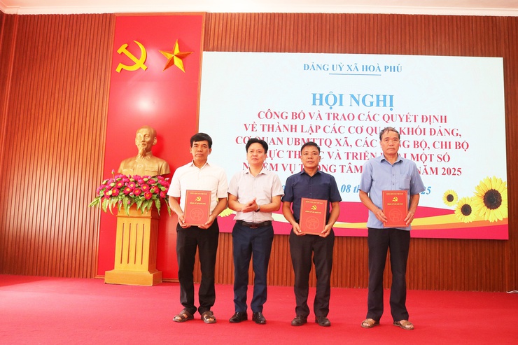 Hội nghị công bố và trao các quyết định về thành lập các cơ quan khối Đảng; cơ quan Ủy ban MTTQ xã; các Đảng bộ, chi bộ trực thuộc- Ảnh 7.