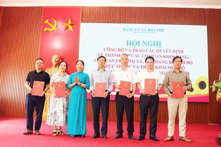 Hội nghị công bố và trao các quyết định về thành lập các cơ quan khối Đảng; cơ quan Ủy ban MTTQ xã; các Đảng bộ, chi bộ trực thuộc- Ảnh 8.
