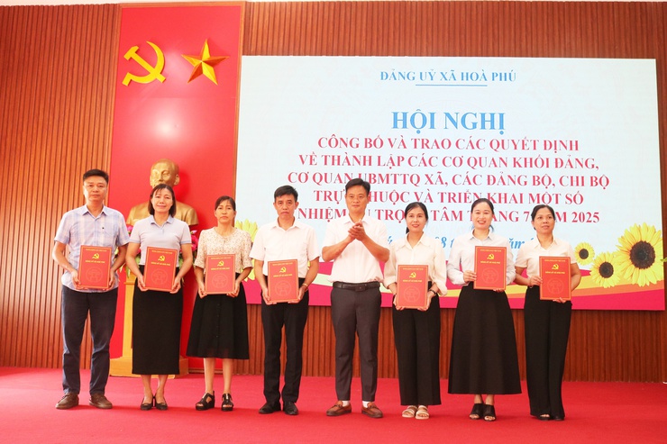 Hội nghị công bố và trao các quyết định về thành lập các cơ quan khối Đảng; cơ quan Ủy ban MTTQ xã; các Đảng bộ, chi bộ trực thuộc- Ảnh 9.