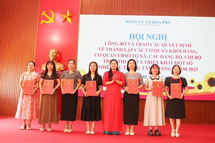 Hội nghị công bố và trao các quyết định về thành lập các cơ quan khối Đảng; cơ quan Ủy ban MTTQ xã; các Đảng bộ, chi bộ trực thuộc- Ảnh 10.
