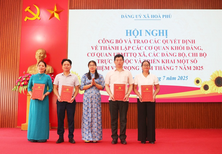 Hội nghị công bố và trao các quyết định về thành lập các cơ quan khối Đảng; cơ quan Ủy ban MTTQ xã; các Đảng bộ, chi bộ trực thuộc- Ảnh 2.
