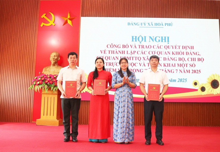 Hội nghị công bố và trao các quyết định về thành lập các cơ quan khối Đảng; cơ quan Ủy ban MTTQ xã; các Đảng bộ, chi bộ trực thuộc- Ảnh 3.