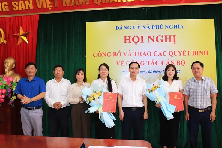 Đảng ủy xã Phú Nghĩa tổ chức Hội nghị công bố và trao quyết định công tác cán bộ - Ảnh 3.