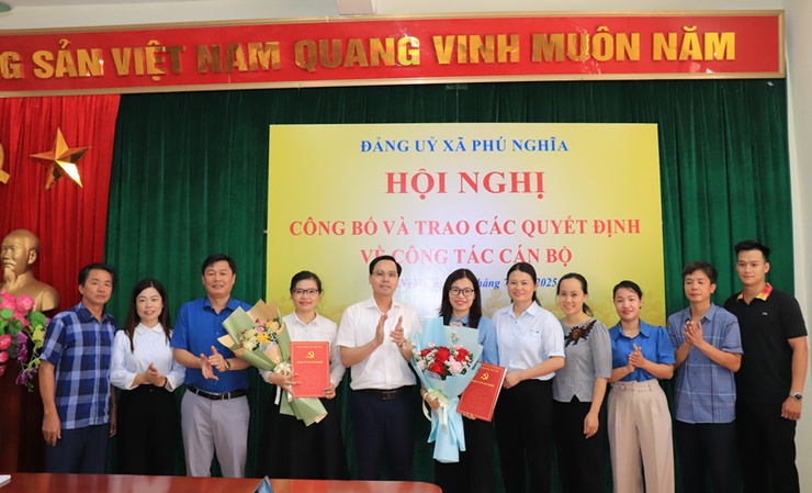 Đảng ủy xã Phú Nghĩa tổ chức Hội nghị công bố và trao quyết định công tác cán bộ - Ảnh 4.