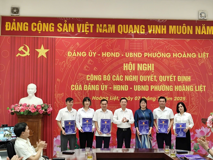 HỘI NGHỊ CÔNG BỐ CÁC NGHỊ QUYẾT, QUYẾT ĐỊNH CỦA ĐẢNG UỶ, HĐND, UBND PHƯỜNG HOÀNG LIỆT VỀ CÔNG TÁC CÁN BỘ- Ảnh 3.