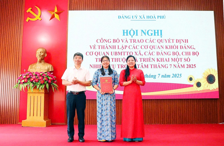 Hội nghị công bố và trao các quyết định về thành lập các cơ quan khối Đảng; cơ quan Ủy ban MTTQ xã; các Đảng bộ, chi bộ trực thuộc- Ảnh 4.