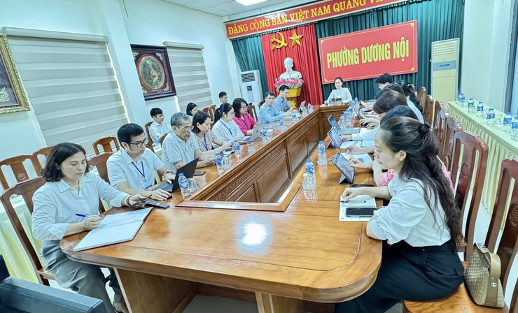 Cán bộ công chức khối đảng, đoàn thể phường Dương Nội đẩy mạnh chuyển đổi số- Ảnh 1.