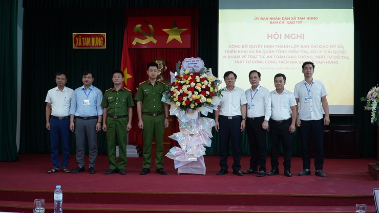 Tam Hưng ra quân kiểm tra, xử lý vi phạm trật tự an toàn giao thông, đô thị và công cộng- Ảnh 2.