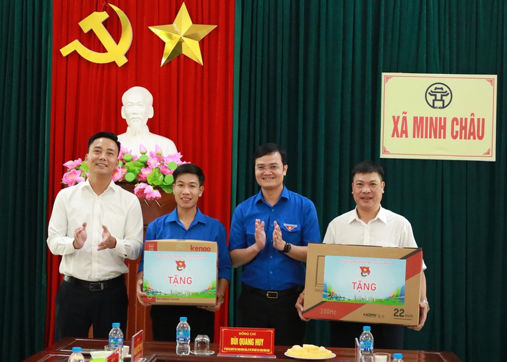Bí thư thứ nhất Trung ương Đoàn Bùi Quang Huy thăm, làm việc và tặng quà tại xã Minh Châu- Ảnh 6.