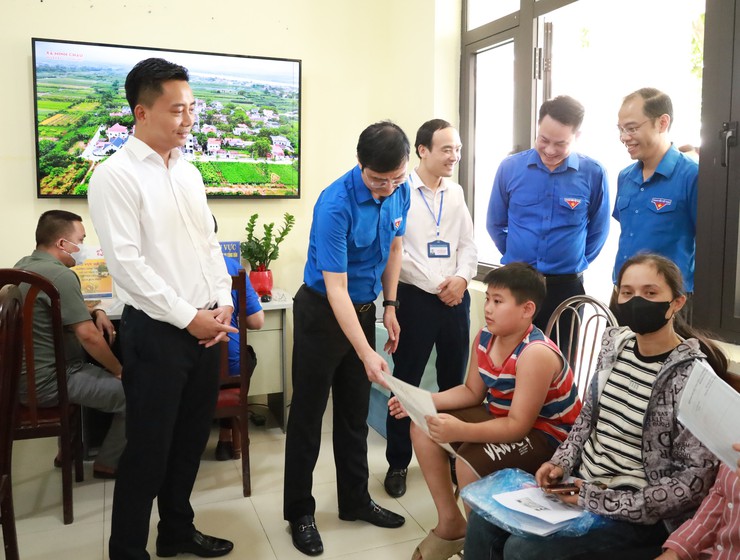 Bí thư thứ nhất Trung ương Đoàn Bùi Quang Huy thăm, làm việc và tặng quà tại xã Minh Châu- Ảnh 4.