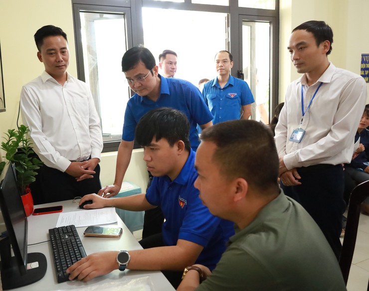 Bí thư thứ nhất Trung ương Đoàn Bùi Quang Huy thăm, làm việc và tặng quà tại xã Minh Châu- Ảnh 5.