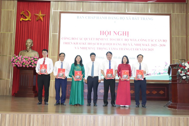Xã Bát Tràng công bố các quyết định về tổ chức bộ máy, công tác cán bộ- Ảnh 3.