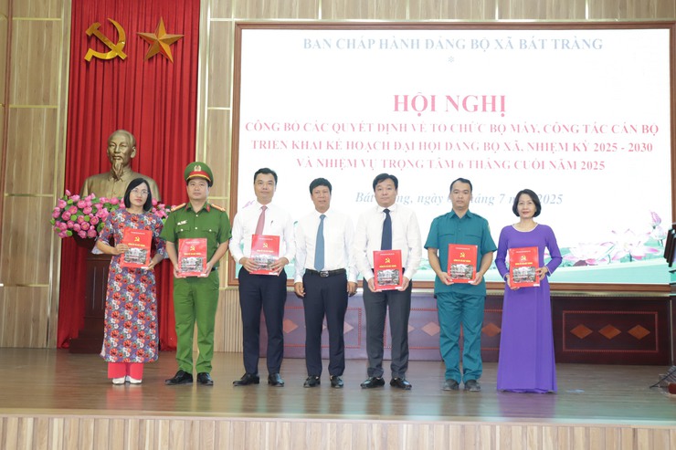 Xã Bát Tràng công bố các quyết định về tổ chức bộ máy, công tác cán bộ- Ảnh 4.
