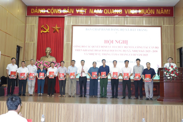 Xã Bát Tràng công bố các quyết định về tổ chức bộ máy, công tác cán bộ- Ảnh 5.