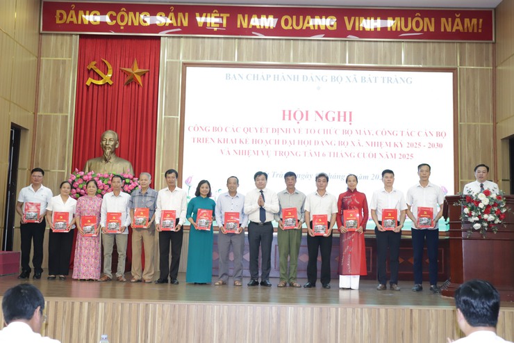 Xã Bát Tràng công bố các quyết định về tổ chức bộ máy, công tác cán bộ- Ảnh 6.