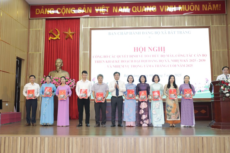 Xã Bát Tràng công bố các quyết định về tổ chức bộ máy, công tác cán bộ- Ảnh 8.