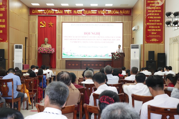 Xã Bát Tràng công bố các quyết định về tổ chức bộ máy, công tác cán bộ- Ảnh 1.