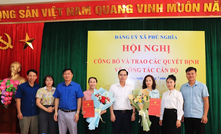 Đảng ủy xã Phú Nghĩa tổ chức Hội nghị công bố và trao quyết định công tác cán bộ - Ảnh 2.
