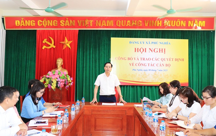 Đảng ủy xã Phú Nghĩa tổ chức Hội nghị công bố và trao quyết định công tác cán bộ - Ảnh 1.