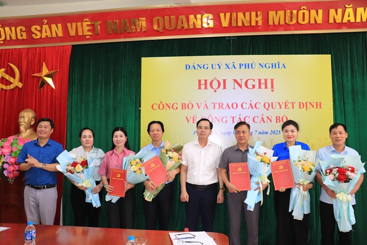 Đảng ủy xã Phú Nghĩa tổ chức Hội nghị công bố và trao quyết định công tác cán bộ - Ảnh 5.