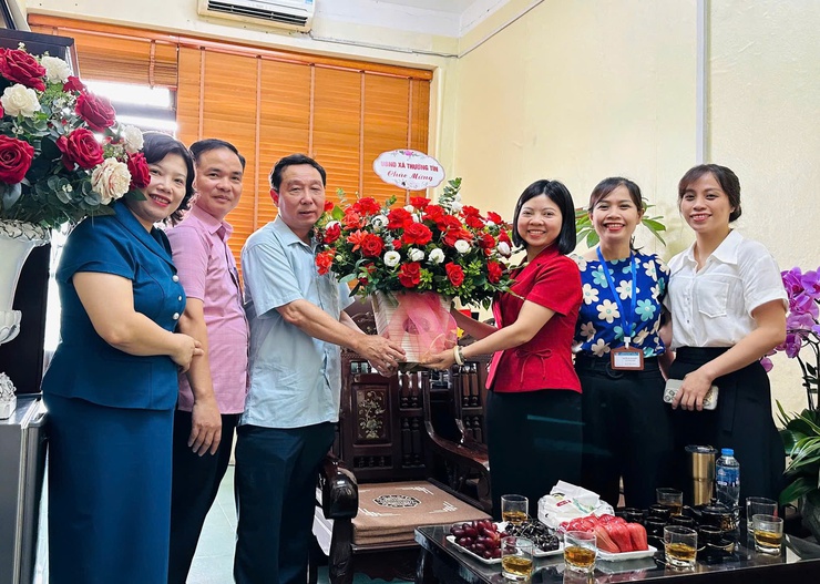 Đại diện lãnh đạo UBND xã Thường Tín đến thăm, tặng hoa chúc mừng và động viên các cơ quan chuyên môn, đơn vị sự nghiệp thuộc UBND xã- Ảnh 3.