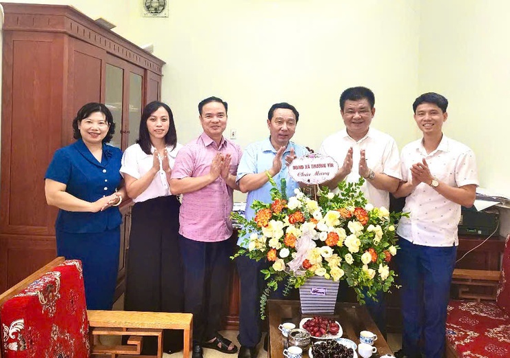 Đại diện lãnh đạo UBND xã Thường Tín đến thăm, tặng hoa chúc mừng và động viên các cơ quan chuyên môn, đơn vị sự nghiệp thuộc UBND xã- Ảnh 6.