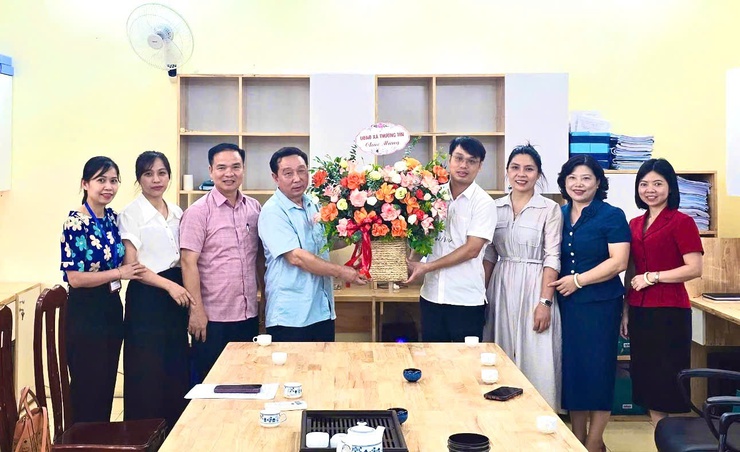 Đại diện lãnh đạo UBND xã Thường Tín đến thăm, tặng hoa chúc mừng và động viên các cơ quan chuyên môn, đơn vị sự nghiệp thuộc UBND xã- Ảnh 5.