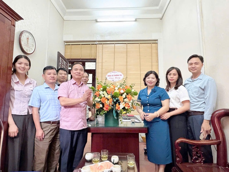 Đại diện lãnh đạo UBND xã Thường Tín đến thăm, tặng hoa chúc mừng và động viên các cơ quan chuyên môn, đơn vị sự nghiệp thuộc UBND xã- Ảnh 4.
