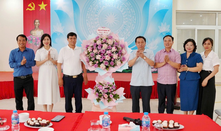 Đại diện lãnh đạo UBND xã Thường Tín đến thăm, tặng hoa chúc mừng và động viên các cơ quan chuyên môn, đơn vị sự nghiệp thuộc UBND xã- Ảnh 1.